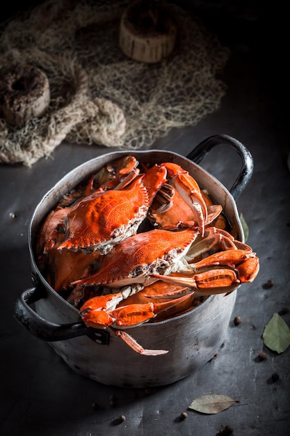 Ingrédients pour le crabe frais dans un vieux pot en métal