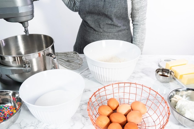 Ingrédients pour cuire un gâteau funfetti avec des pépites colorées.