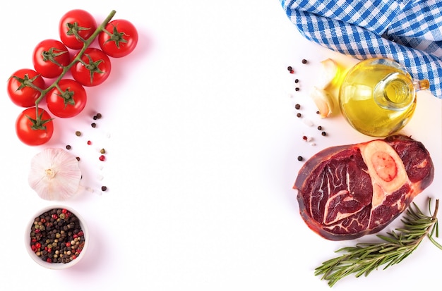 Ingrédients pour la cuisine. steak de boeuf cru avec os et épices