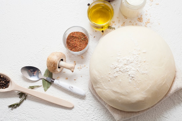 Ingrédients pour cuisiner sur fond blanc