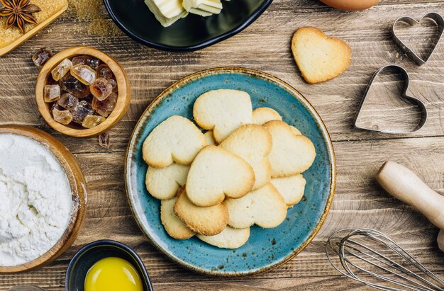 Ingrédients pour cuisiner sur une table de cuisine en bois