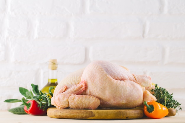 Ingrédients pour cuisiner sur la table de la cuisine avec du poulet et des légumes