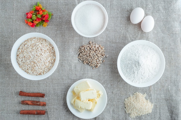 Ingrédients pour la cuisson de biscuits à l&#39;avoine sur un fond clair