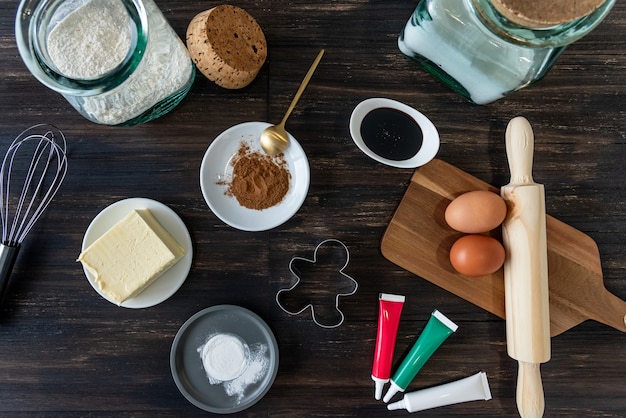 Ingrédients pour la cuisson des biscuits de Noël en pain d'épice