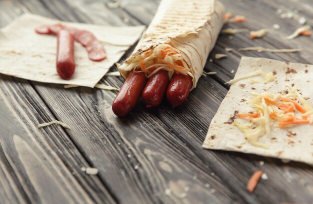 Ingrédients pour la cuisson des brochettes avec des saucissesphoto avec espace de copie