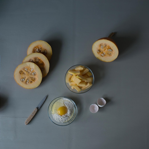 Ingrédients pour la cuisson de la citrouille. Oeuf et farine, vue de dessus.