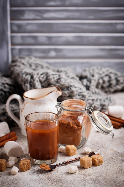 Ingrédients pour la cuisson du chocolat chaud ou du cacao