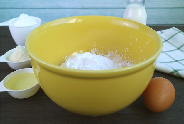 Ingrédients pour la cuisson du pain au fromage brésilien ou du Pao de Queijo dans la cuisine