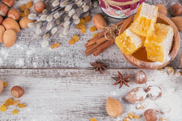 Ingrédients pour la cuisson du pain ou des biscuits avec nid d'abeille, farine, raisins secs, mélange de noix, épices