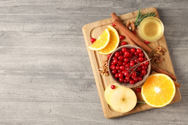 Ingrédients pour la cuisson du vin chaud sur fond de bois