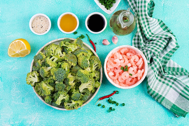 Ingrédients Pour La Cuisson Faire Sauter Les Crevettes Avec Le Brocoli Se Bouchent Sur Une Table. Crevettes Et Brocolis. Vue De Dessus, Frais Généraux