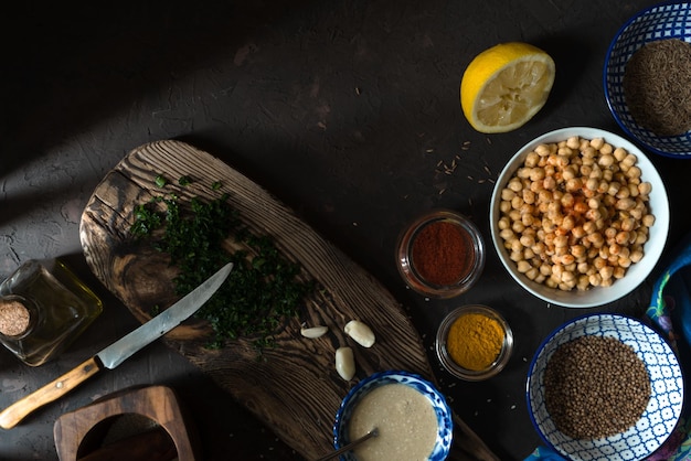 Ingrédients pour la cuisson falafel pois chiches tahini et épices espace libre