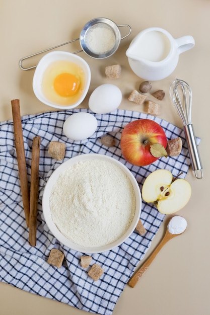 Ingrédients pour la cuisson sur fond beige