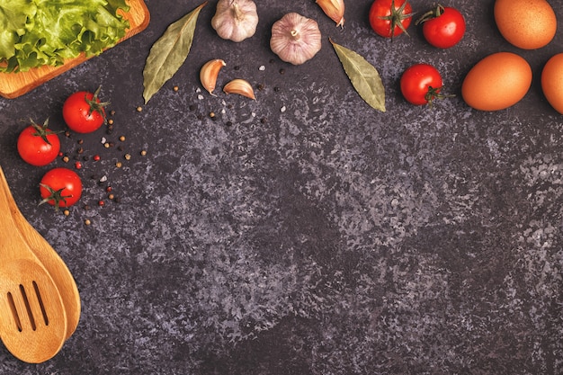 Photo ingrédients pour la cuisson sur fond de béton foncé