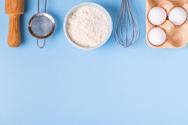 Ingrédients pour la cuisson sur fond bleu