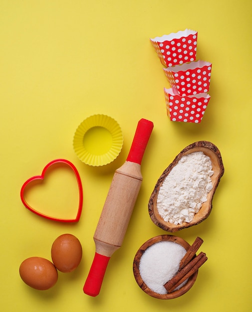 Ingrédients pour la cuisson sur fond jaune