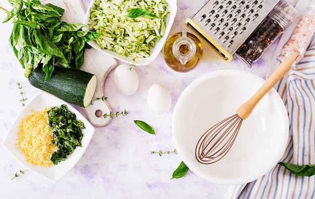 Ingrédients pour la cuisson de la frittata à la courgette, au fromage et au basilic.