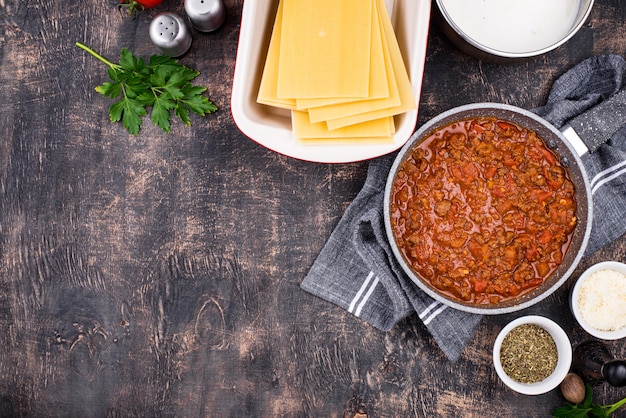 Ingrédients pour la cuisson de la lasagne bolognaise