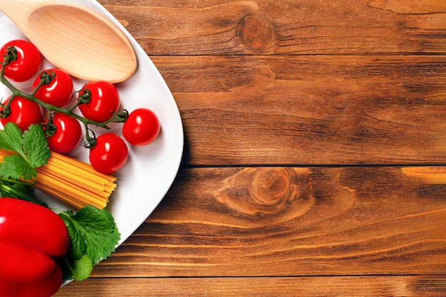 Ingrédients pour la cuisson des pâtes sur table en bois