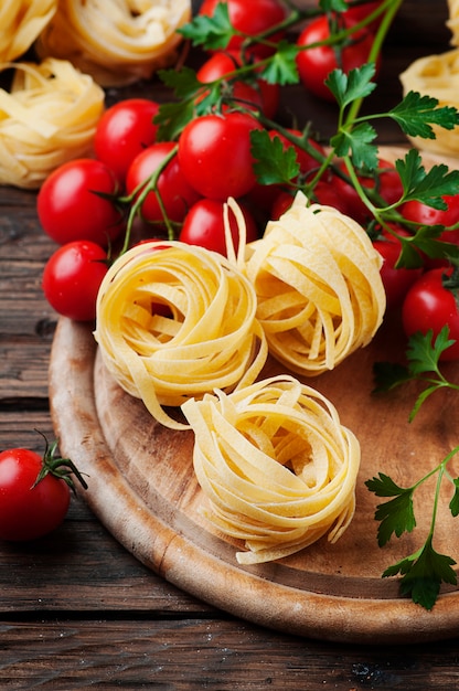 Ingrédients pour la cuisson des pâtes et des tomates sur la table