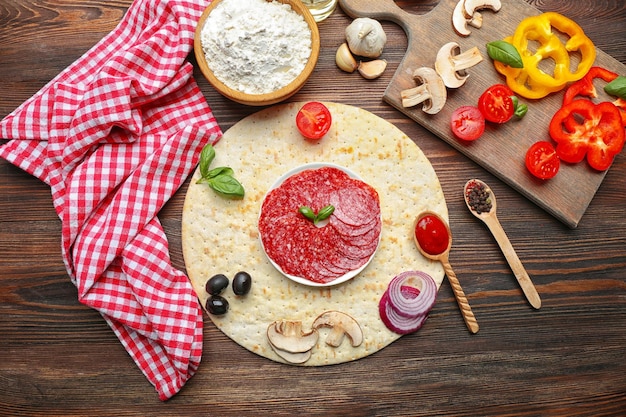 Ingrédients pour la cuisson de la pizza sur la vue de dessus de table en bois