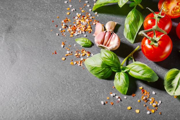 Ingrédients pour la cuisson placés sur un fond sombre.