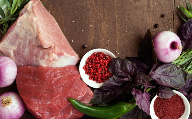 Ingrédients pour la cuisson des plats de viande. la vue d&#39;en haut