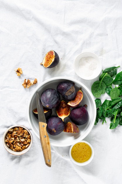 Ingrédients pour la cuisson de la salade végétarienne de figues, noix et épinards