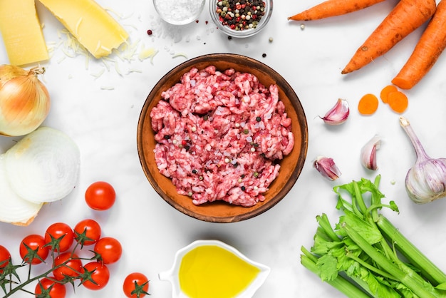 Ingrédients pour la cuisson de la sauce bolognaise sur une table en marbre blanc. concept de cuisine