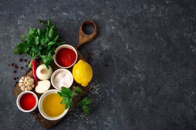 Ingrédients pour la cuisson de la sauce chimichurri verte argentine