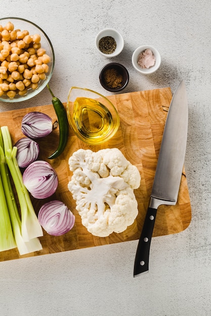 Ingrédients pour la cuisson de la soupe sur une planche à découper