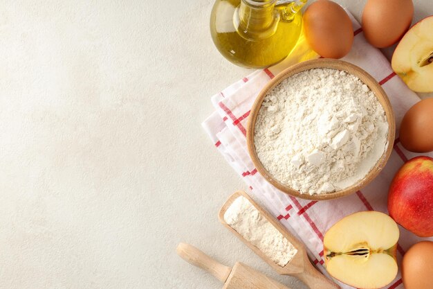 Ingrédients pour la cuisson des tartes ou des gâteaux sur une table à texture légère