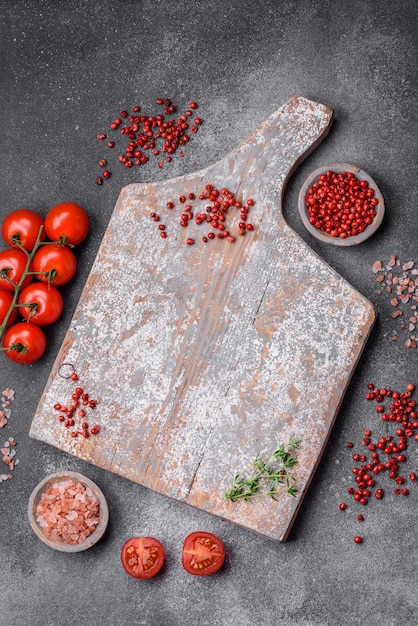 Ingrédients pour la cuisson des tomates cerises sel épices et herbes