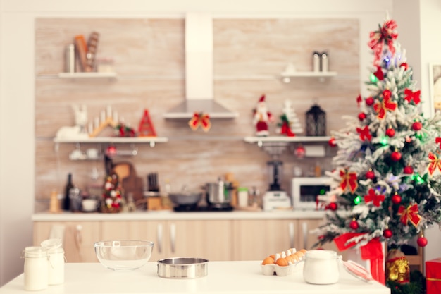 Ingrédients pour de délicieux biscuits le jour de noël dans une cuisine vide