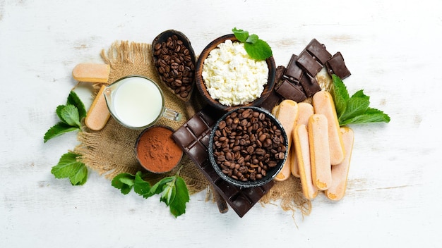 Ingrédients pour dessert tiramisu sur fond de bois blanc