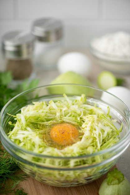 Ingrédients pour faire des beignets de courgettes