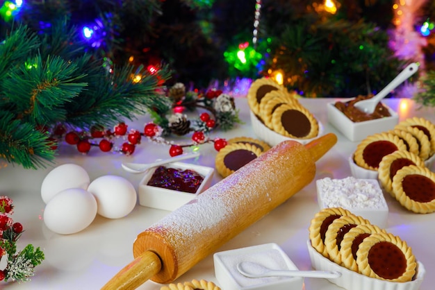 Ingrédients pour faire des biscuits linzer de Noël sur table