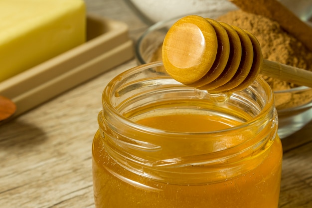 Ingrédients pour faire des biscuits sains. Banane, farine d&#39;avoine, miel, cannelle et beurre