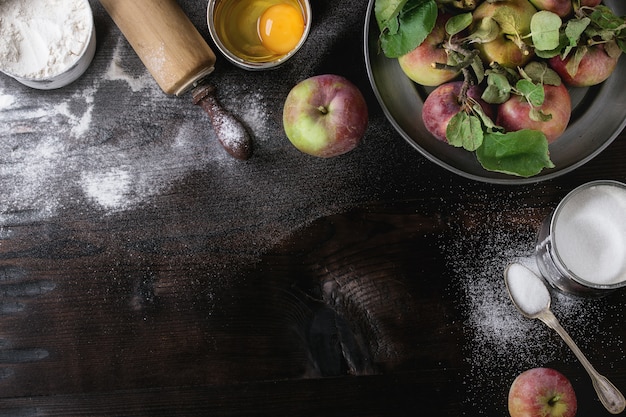 Ingrédients pour faire un gâteau aux pommes