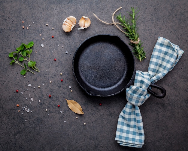 Ingrédients pour faire des herbes steak et assaisonnement sur fond de pierre sombre.