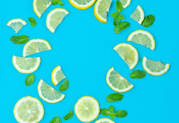 Ingrédients pour faire de la limonade d'été maison ou un cocktail sur une ardoise bleu clair