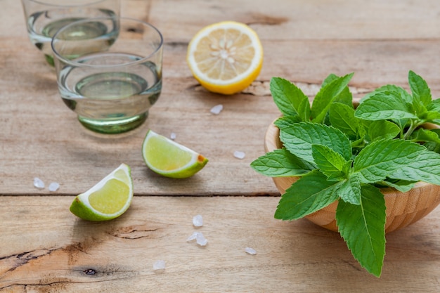 Ingrédients pour faire des mojitos sur fond rustique.