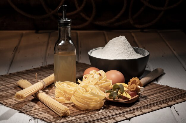 Ingrédients pour faire des pâtes sur une table en bois