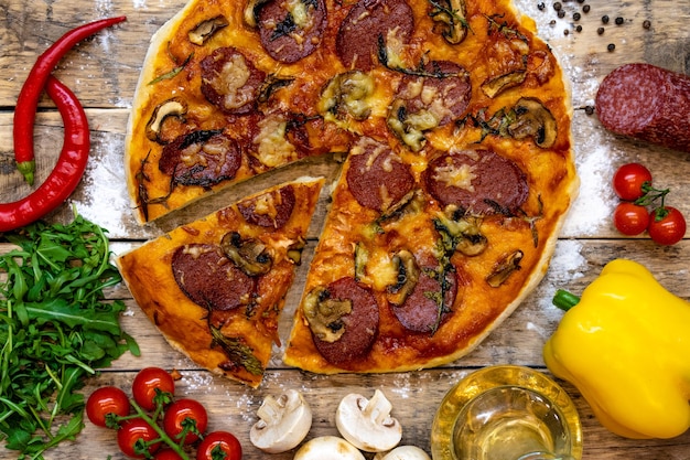 Ingrédients pour faire de la pizza cuite au four sur une table en bois, vue de dessus, recette étape par étape.