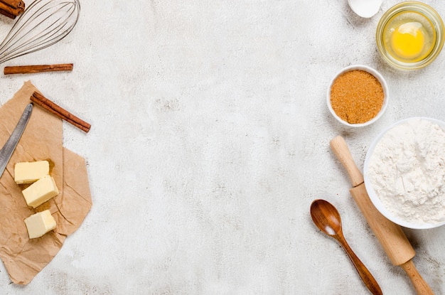 Ingrédients pour faire des plats de pâte gâteaux biscuits muffins tartes sur fond gris