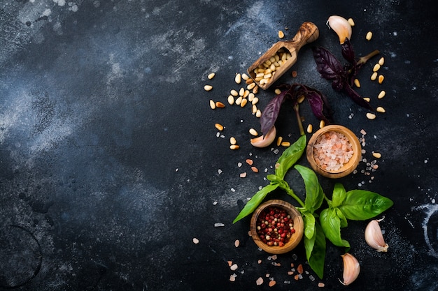 Ingrédients pour faire de la sauce pesto italienne traditionnelle sur fond ancien. Mise à plat.