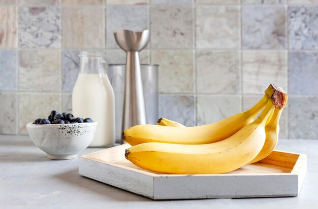 Ingrédients pour faire un smoothie à la banane Closeup focus sélectif