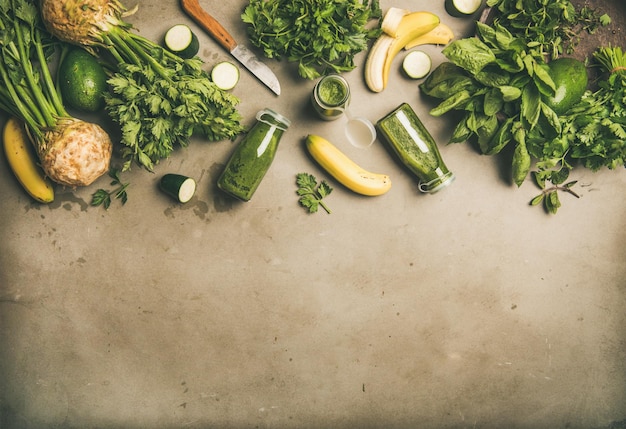 Ingrédients pour faire un smoothie vert sur un espace de copie de fond en béton