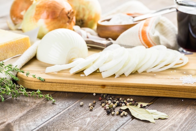 Ingrédients pour faire de la soupe à l'oignon française.