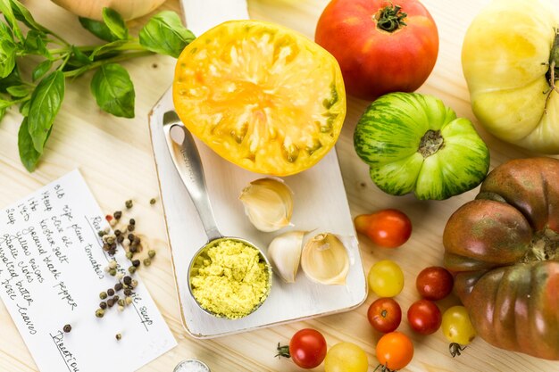 Ingrédients pour faire une soupe de tomates rôties avec des tomates anciennes biologiques.